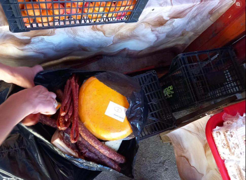 Carne și lapte ținute în soare, mâncare expirată și frigidere murdare. Amenzi de 300.000 de lei într-o singură zi, date la Bălea Lac 1091014
