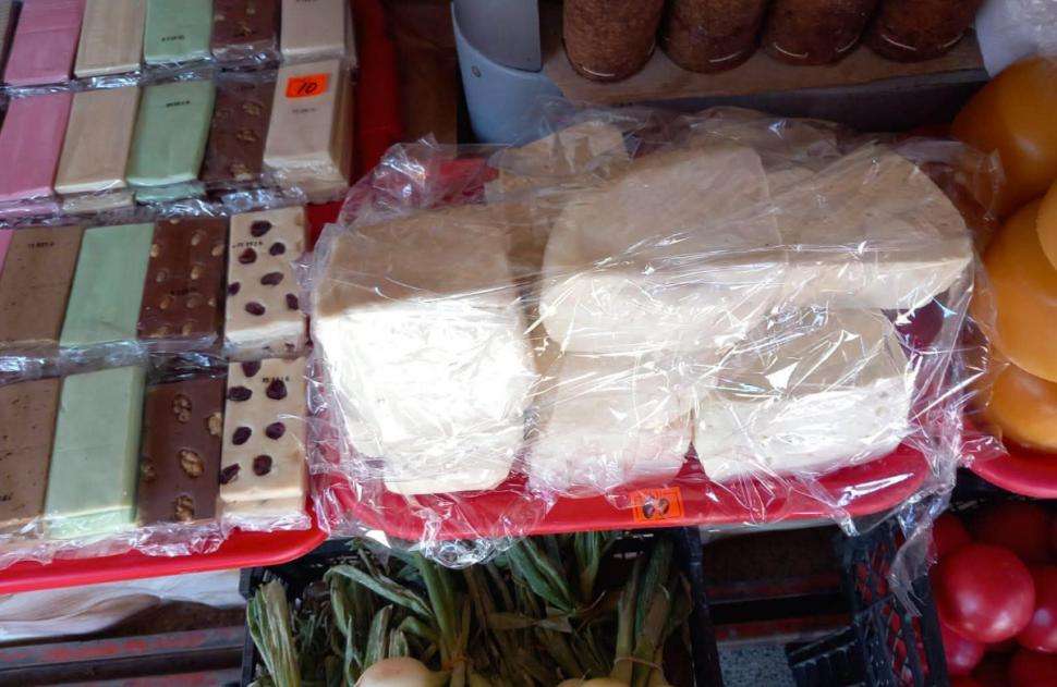 Carne și lapte ținute în soare, mâncare expirată și frigidere murdare. Amenzi de 300.000 de lei într-o singură zi, date la Bălea Lac 1091015