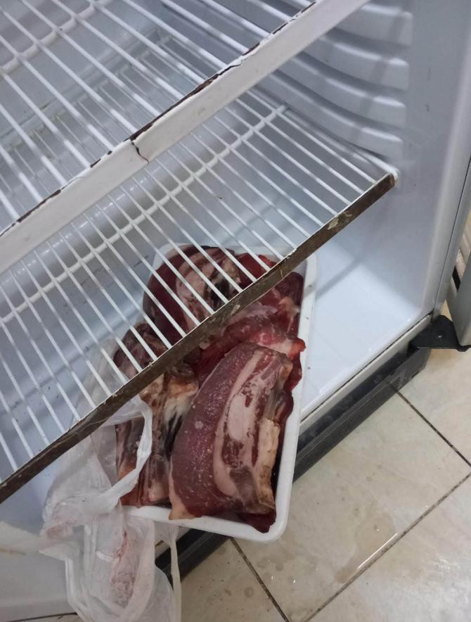 Carne și lapte ținute în soare, mâncare expirată și frigidere murdare. Amenzi de 300.000 de lei într-o singură zi, date la Bălea Lac 1091019