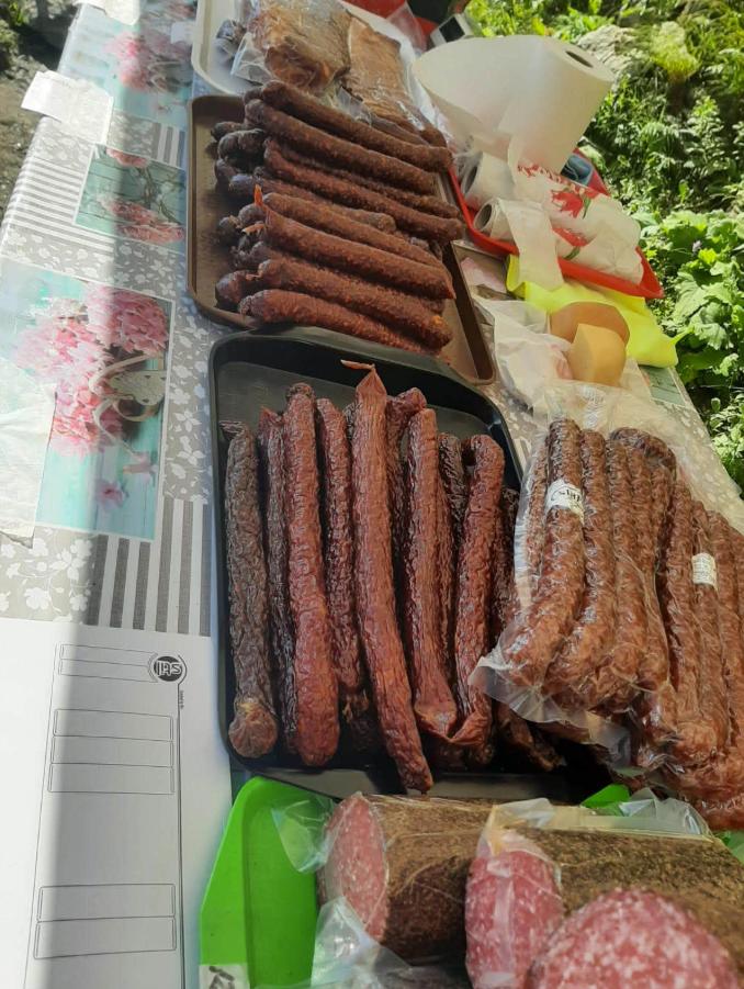 Carne și lapte ținute în soare, mâncare expirată și frigidere murdare. Amenzi de 300.000 de lei într-o singură zi, date la Bălea Lac 1091022