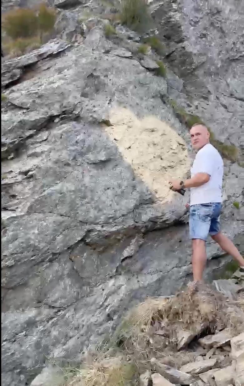 A fost găsit bărbatul care a provocat îndemnul "Anna, ţine-ţi prostul acasă". El va trebui să şteargă stânca pe care a vandalizat-o 1091386