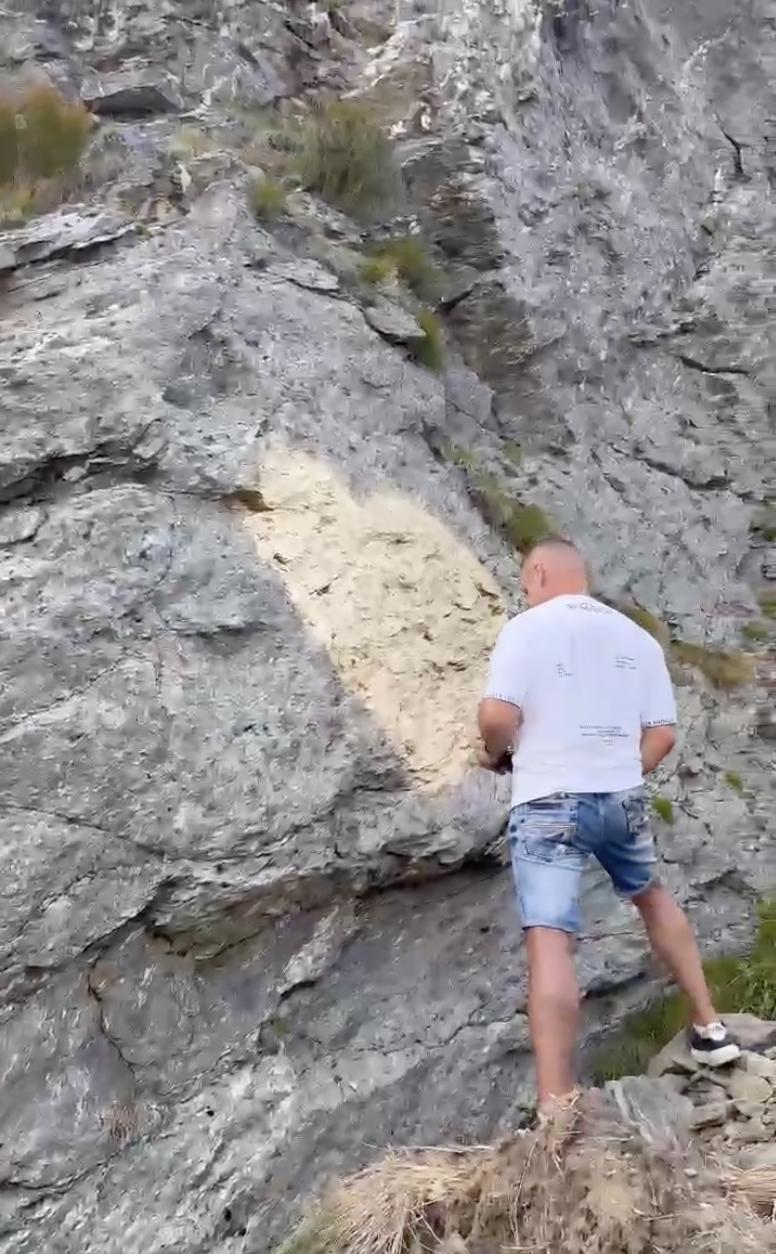 A fost găsit bărbatul care a provocat îndemnul "Anna, ţine-ţi prostul acasă". El va trebui să şteargă stânca pe care a vandalizat-o 1091389