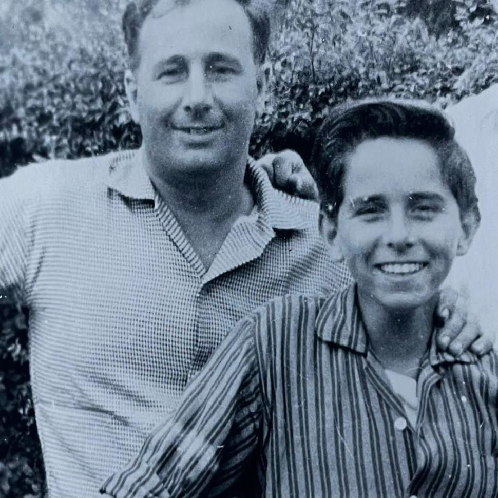 În 1956, un băiat a luat rotula unui stareț și o placă din Abația Glastonbury. După 70 de ani, văduva lui le-a returnat din Australia 1091436