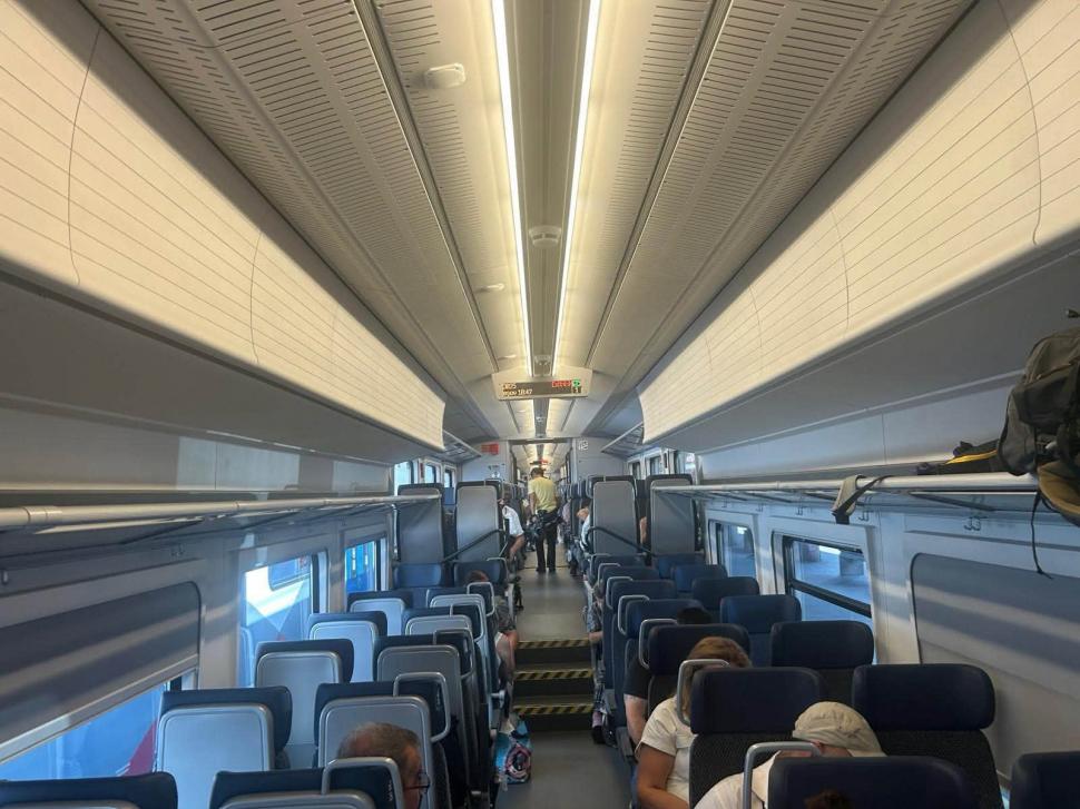 Primul tren regional PESA circulă pe ruta București Nord-Brașov. Miruță: „Mi s-a spus că nu pot fi puse în funcțiune” 1091507