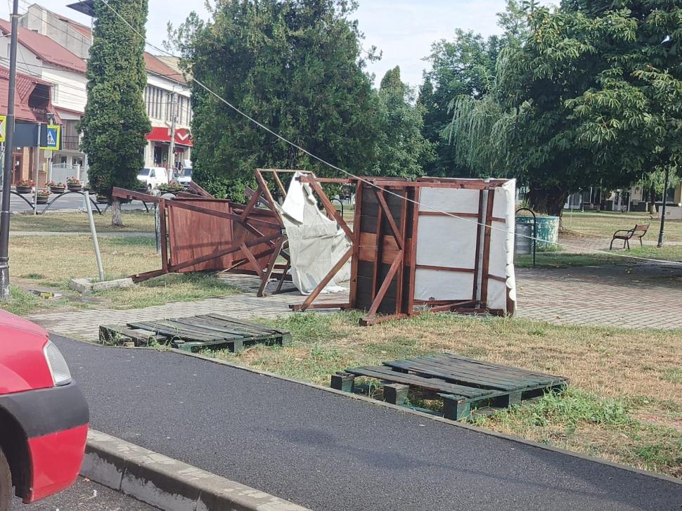 Vremea s-a schimbat radical în vestul țării. În Maramureș, o furtună de 15 minute a doborât copaci și a luat pe sus tarabe 1091212