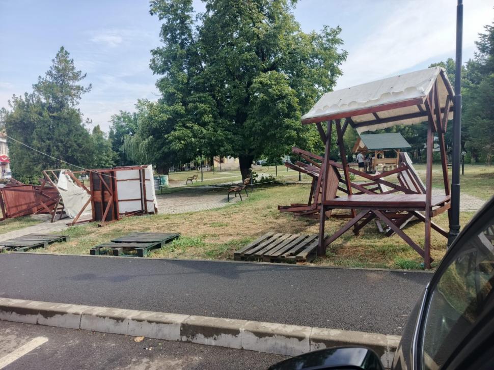 Vremea s-a schimbat radical în vestul țării. În Maramureș, o furtună de 15 minute a doborât copaci și a luat pe sus tarabe 1091213