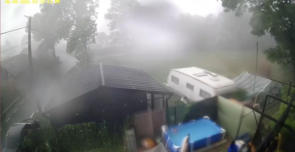 Vremea s-a schimbat radical în vestul țării. În Maramureș, o furtună de 15 minute a doborât copaci și a luat pe sus tarabe 1091214