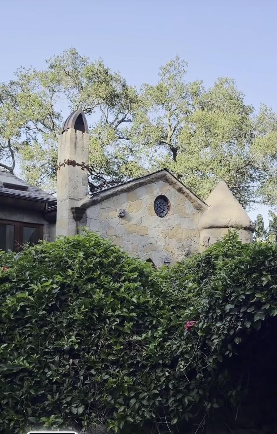 A moștenit un castel din 1931 de la mama lui şi a început să-l restaureze. Transformarea este urmărită de milioane de oameni 1091443