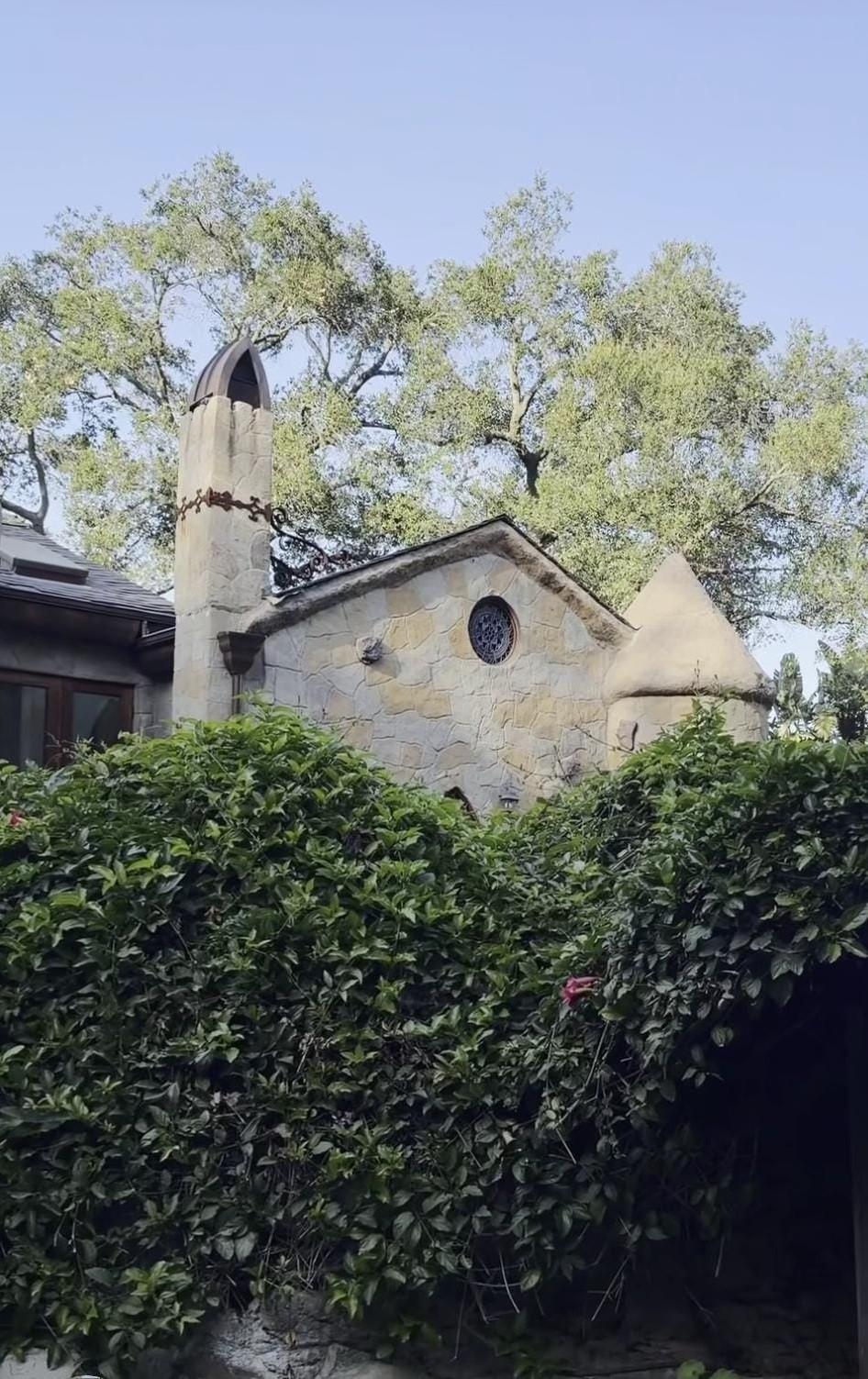 A moștenit un castel din 1931 de la mama lui şi a început să-l restaureze. Transformarea este urmărită de milioane de oameni 1091445