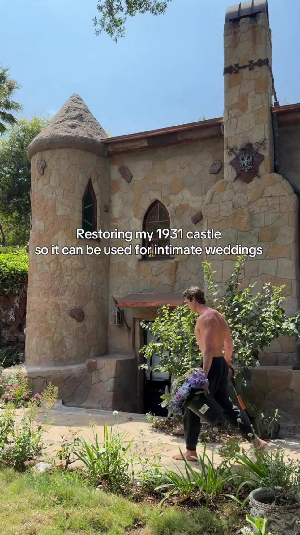 A moștenit un castel din 1931 de la mama lui şi a început să-l restaureze. Transformarea este urmărită de milioane de oameni 1091454