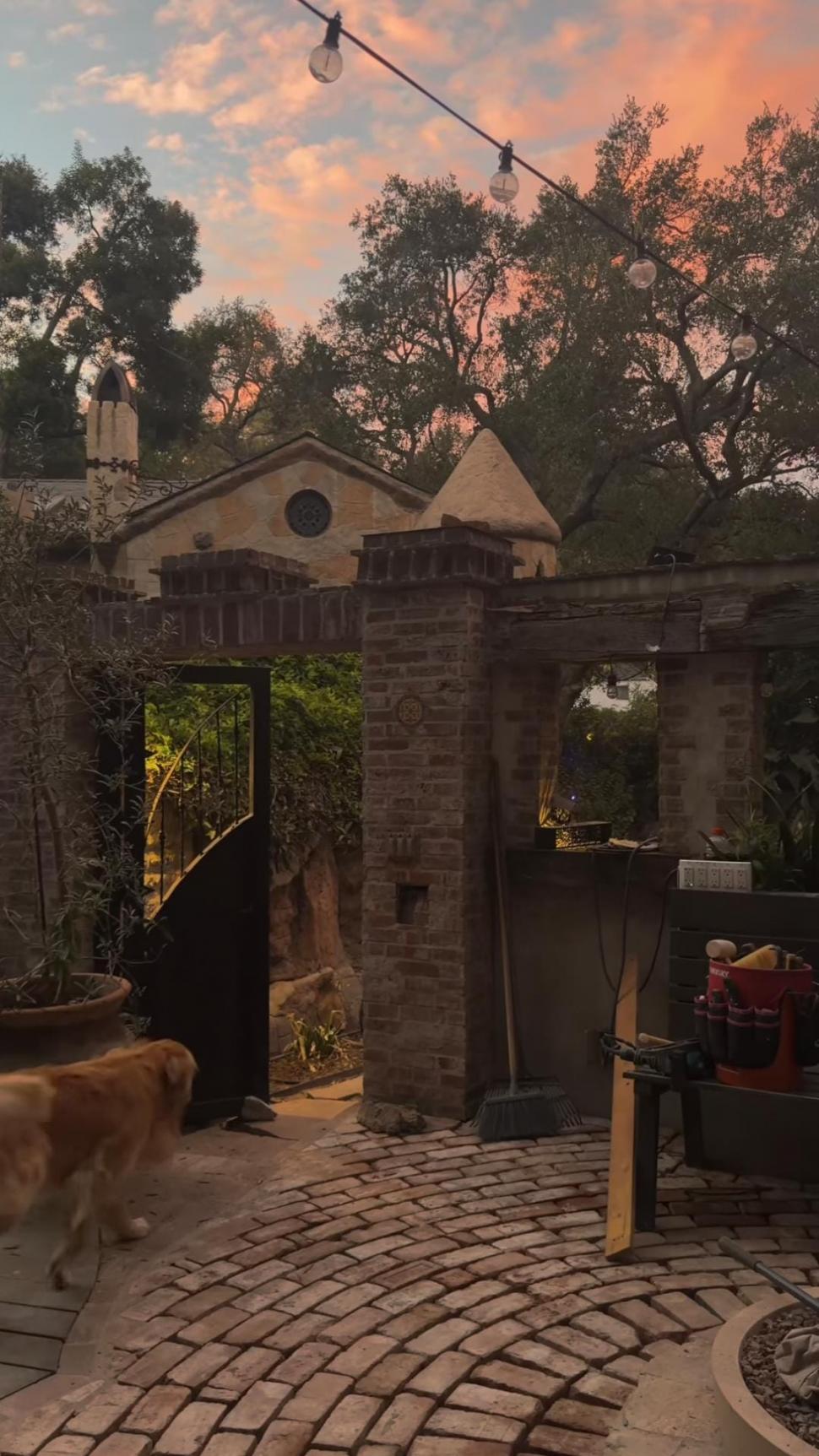 A moștenit un castel din 1931 de la mama lui şi a început să-l restaureze. Transformarea este urmărită de milioane de oameni 1091463
