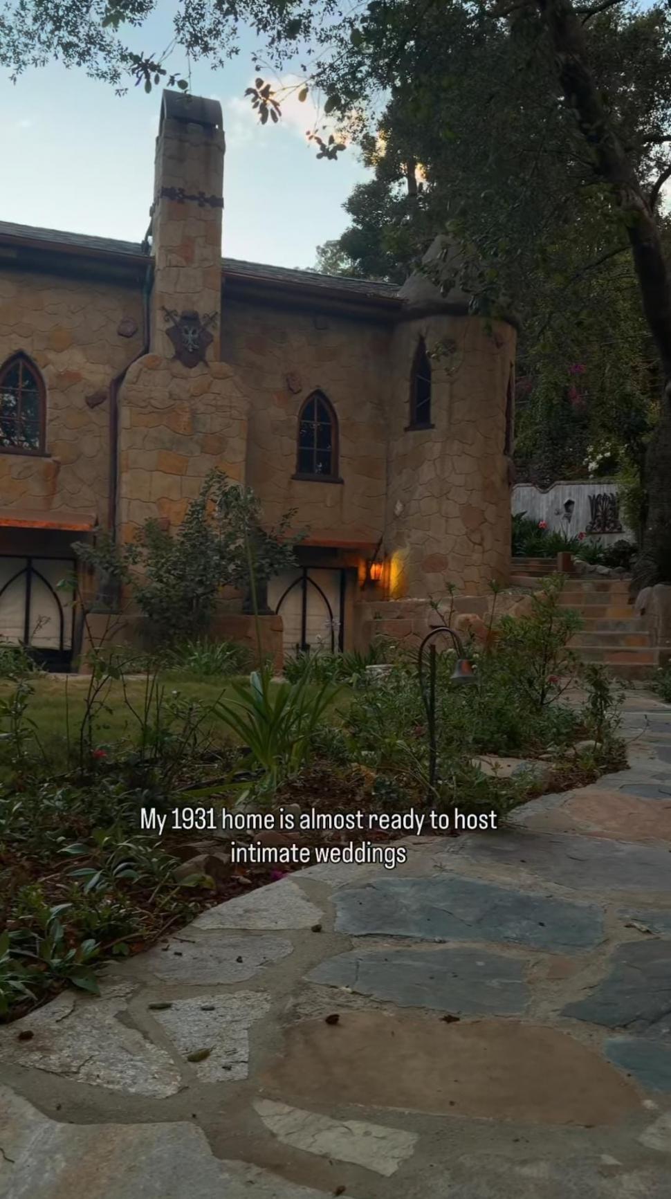 A moștenit un castel din 1931 de la mama lui şi a început să-l restaureze. Transformarea este urmărită de milioane de oameni 1091465
