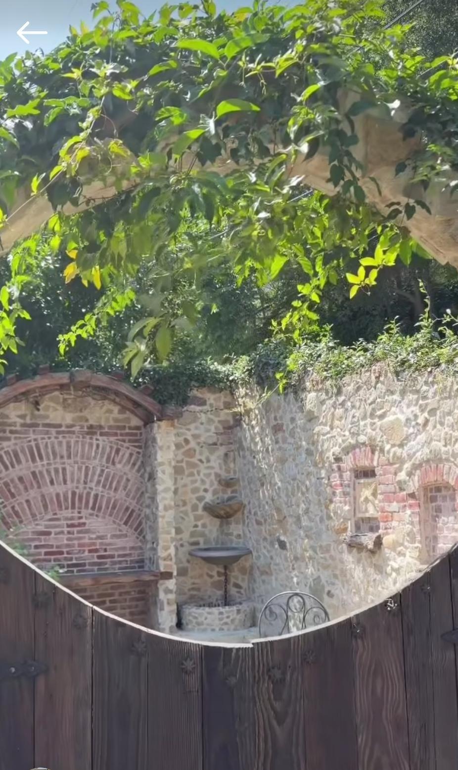 A moștenit un castel din 1931 de la mama lui şi a început să-l restaureze. Transformarea este urmărită de milioane de oameni 1091473