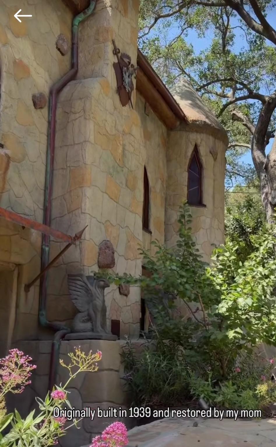 A moștenit un castel din 1931 de la mama lui şi a început să-l restaureze. Transformarea este urmărită de milioane de oameni 1091474