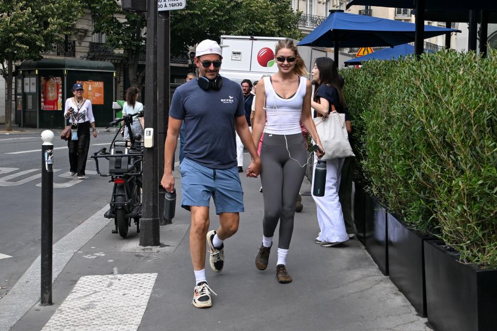 Gigi Hadid și Bradley Cooper s-ar fi căsătorit în secret: Au fost surprinși în Paris purtând verighete. Cum arată inelele și cât costă 1091350