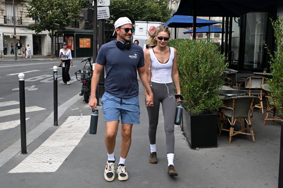 Gigi Hadid și Bradley Cooper s-ar fi căsătorit în secret: Au fost surprinși în Paris purtând verighete. Cum arată inelele și cât costă 1091351