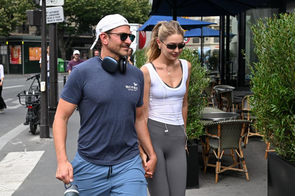 Gigi Hadid și Bradley Cooper s-ar fi căsătorit în secret: Au fost surprinși în Paris purtând verighete. Cum arată inelele și cât costă 1091352