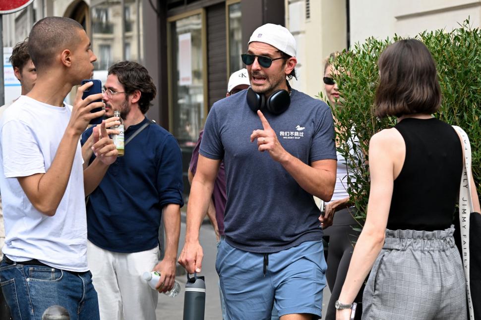 Gigi Hadid și Bradley Cooper s-ar fi căsătorit în secret: Au fost surprinși în Paris purtând verighete. Cum arată inelele și cât costă 1091353