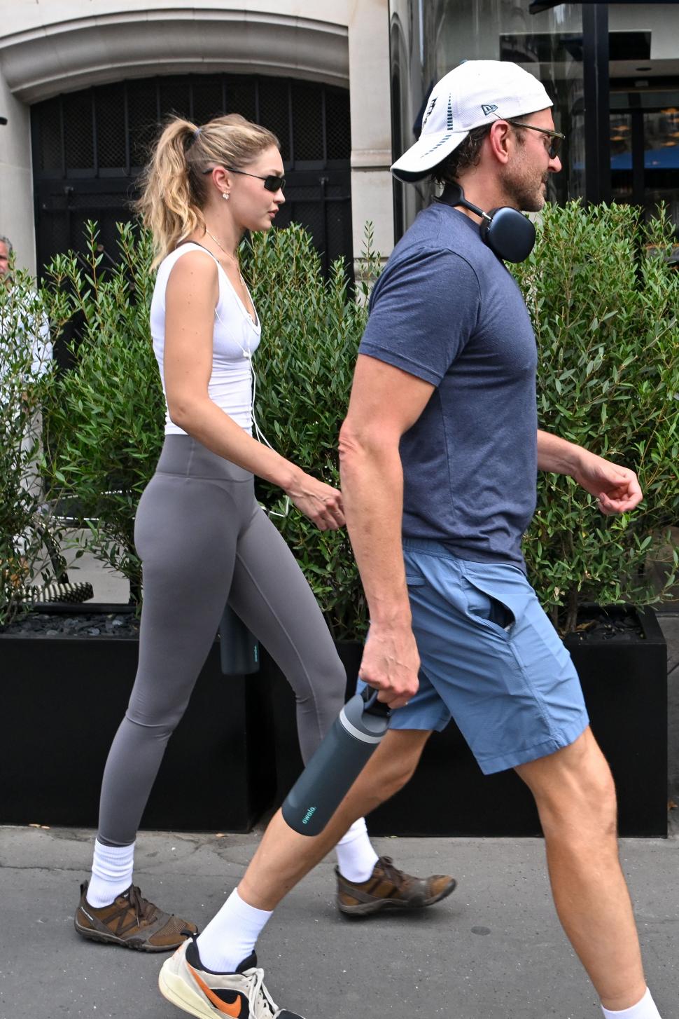 Gigi Hadid și Bradley Cooper s-ar fi căsătorit în secret: Au fost surprinși în Paris purtând verighete. Cum arată inelele și cât costă 1091354