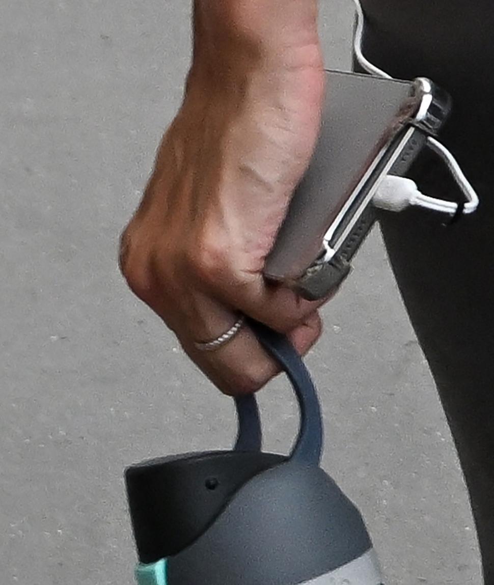 Gigi Hadid și Bradley Cooper s-ar fi căsătorit în secret: Au fost surprinși în Paris purtând verighete. Cum arată inelele și cât costă 1091358