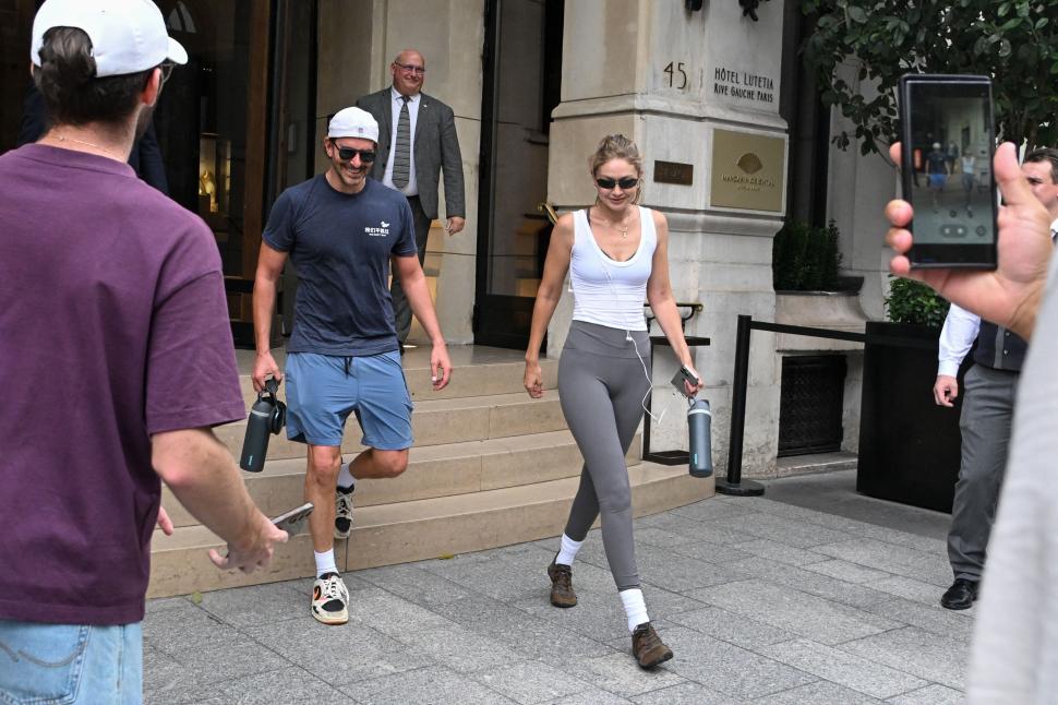 Gigi Hadid și Bradley Cooper s-ar fi căsătorit în secret: Au fost surprinși în Paris purtând verighete. Cum arată inelele și cât costă 1091359