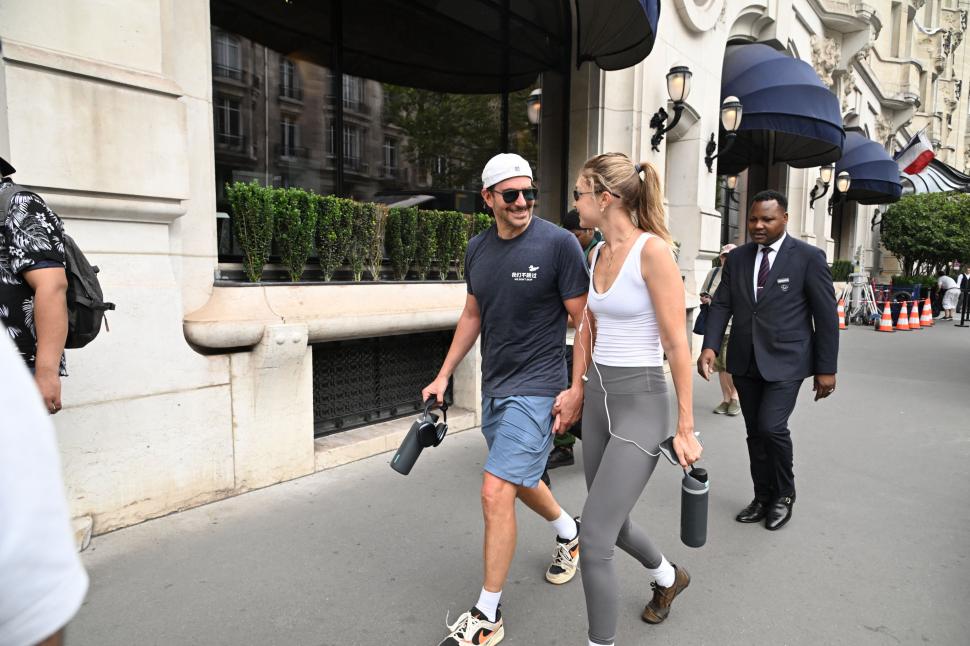Gigi Hadid și Bradley Cooper s-ar fi căsătorit în secret: Au fost surprinși în Paris purtând verighete. Cum arată inelele și cât costă 1091360