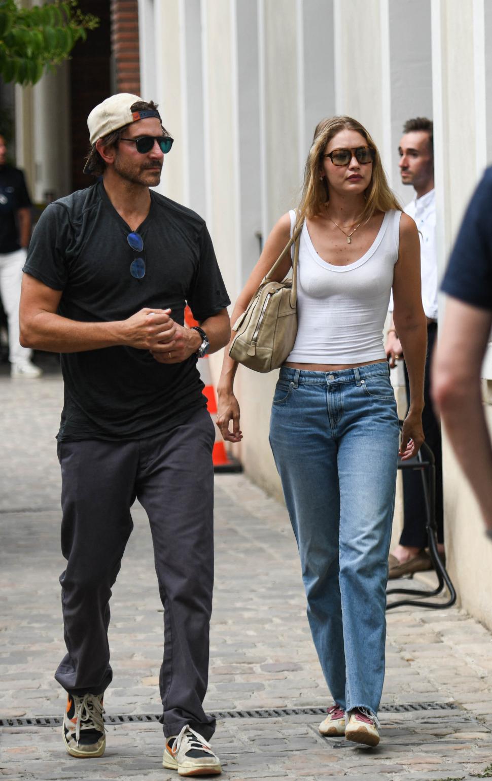 Gigi Hadid și Bradley Cooper s-ar fi căsătorit în secret: Au fost surprinși în Paris purtând verighete. Cum arată inelele și cât costă 1091365