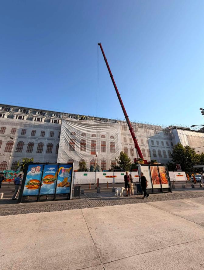 Vulturul şi cei doi grifoni distruşi în bombardamentele din 1944 au fost refăcuți și reamplasați pe Palatul Universității București 1091617