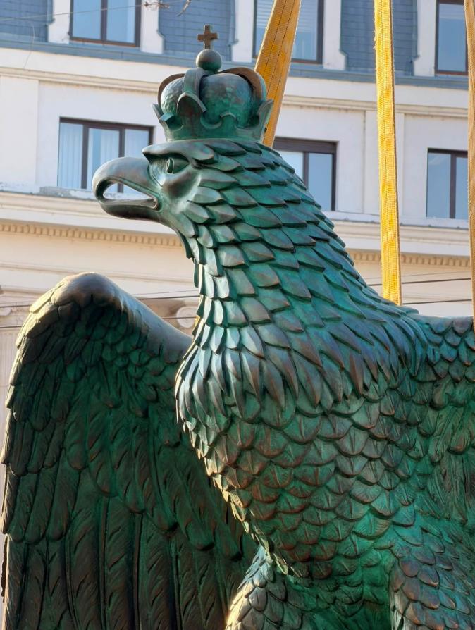 Vulturul şi cei doi grifoni distruşi în bombardamentele din 1944 au fost refăcuți și reamplasați pe Palatul Universității București 1091618