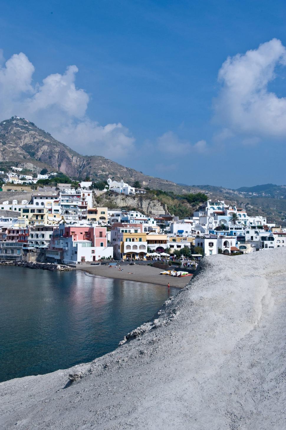 Insula superbă din Italia mai ieftină decât Amalfi şi considerată a fi „cel mai bine păstrat secret” al Europei 1091149