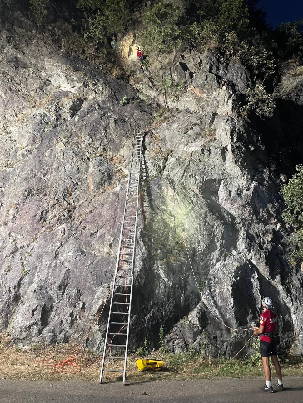 Un bărbat s-a apucat să escaladeze Cheile Rudăriei din Munții Banatului în papuci. A sunat la Salvamont ca să fie salvat 1091832