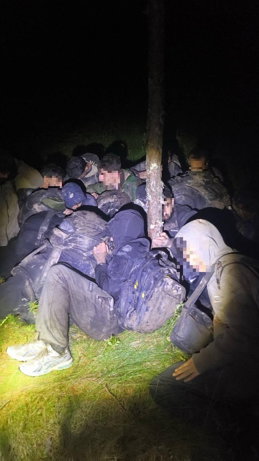 Cum arată tunelul secret descoperit la granița Letoniei cu Belarus: Mai mulți migranți au trecut ilegal frontiera spre UE 1092201