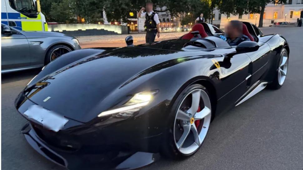 Poliția i-a confiscat unui bărbat un Ferrari rar, de 4,3 milioane de euro, pe care îl avea de o zi și îl conducea de 20 de minute 1092086