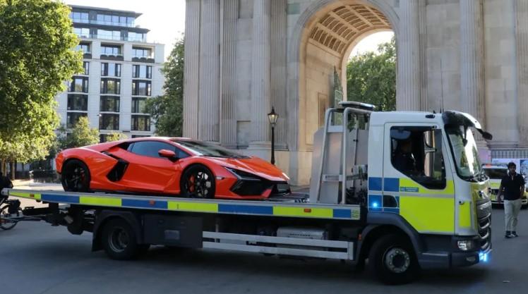 Poliția i-a confiscat unui bărbat un Ferrari rar, de 4,3 milioane de euro, pe care îl avea de o zi și îl conducea de 20 de minute 1092088