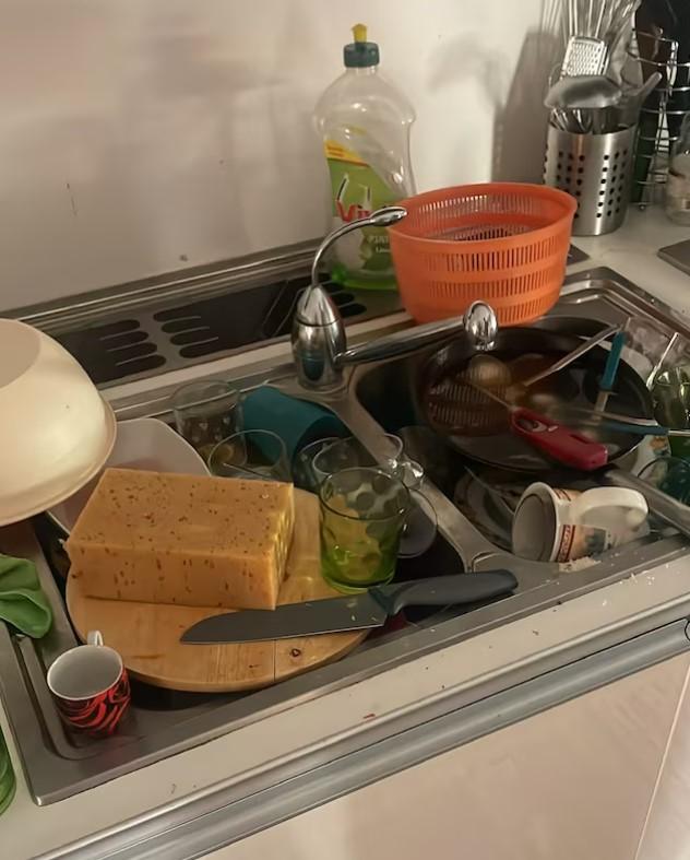 Doi turiști care au închiriat un apartament l-au devastat și au plecat fără să plătească. Vecinii spun că s-au cazat 30, nu doi 1092620
