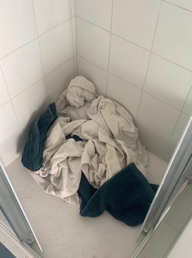 Doi turiști care au închiriat un apartament l-au devastat și au plecat fără să plătească. Vecinii spun că s-au cazat 30, nu doi 1092621