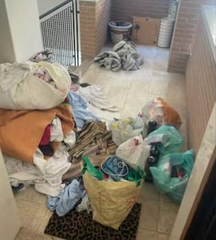 Doi turiști care au închiriat un apartament l-au devastat și au plecat fără să plătească. Vecinii spun că s-au cazat 30, nu doi 1092623
