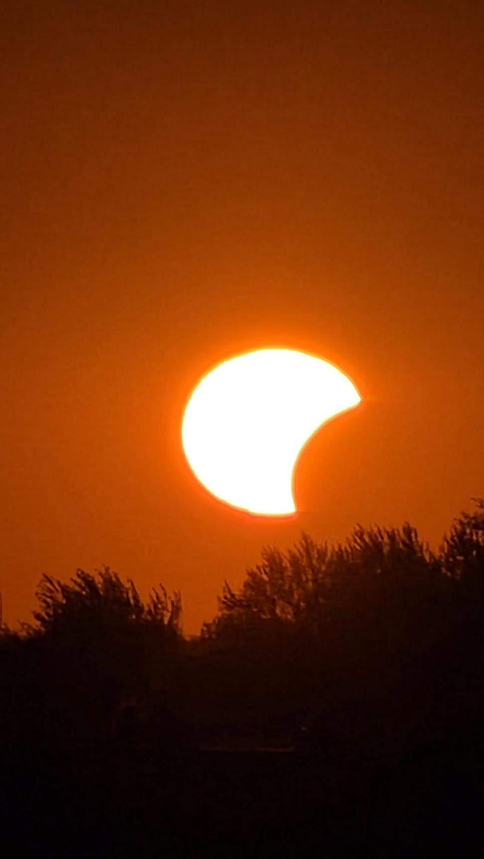 Imagini spectaculoase cu eclipsa de soare. Milioane de oameni au privit fenomenul astronomic rar în Europa 1092742