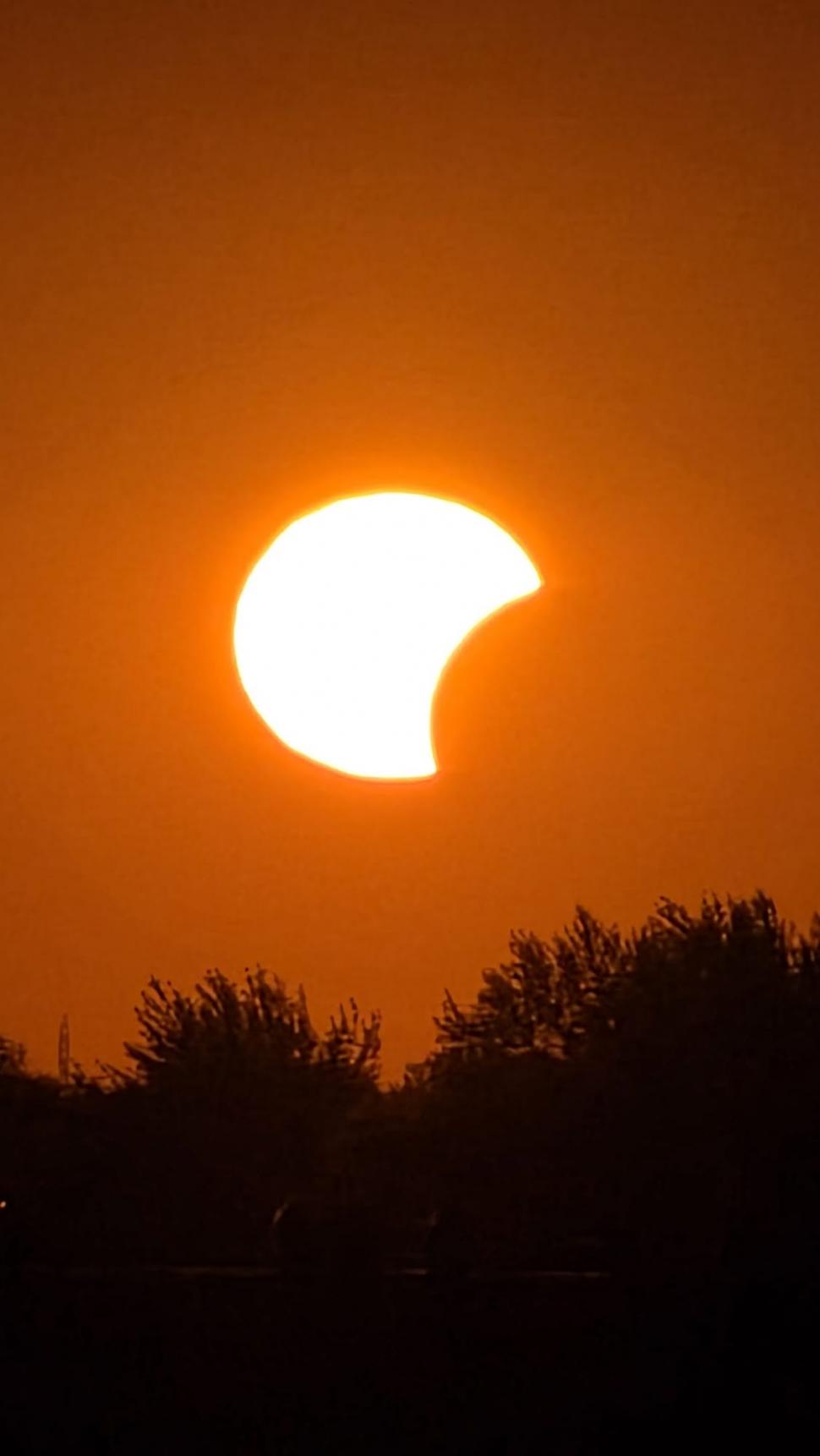 Imagini spectaculoase cu eclipsa de soare. Milioane de oameni au privit fenomenul astronomic rar în Europa 1092745
