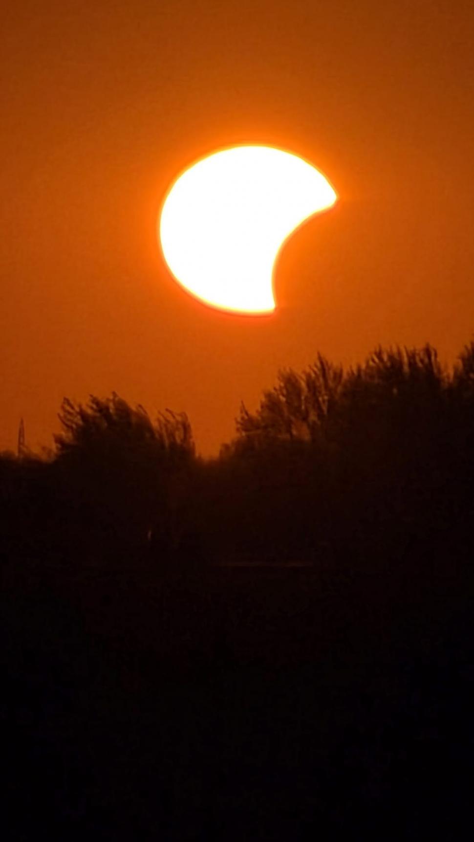 Imagini spectaculoase cu eclipsa de soare. Milioane de oameni au privit fenomenul astronomic rar în Europa 1092746