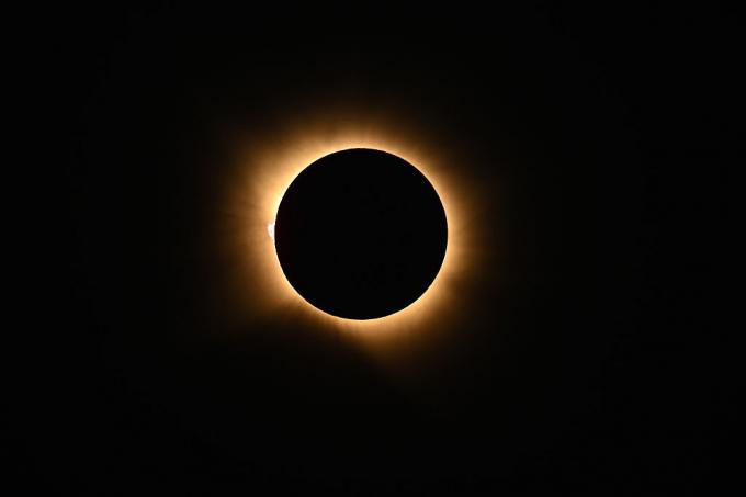 Imagini spectaculoase cu eclipsa de soare. Milioane de oameni au privit fenomenul astronomic rar în Europa 1092767