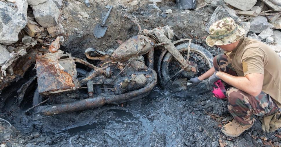 Motocicleta din Al Doilea Război Mondial descoperită în Dunărea secată e aproape „nouă”. Sub ea, erau prinși 2 soldați ai Wehrmachtului 1092418