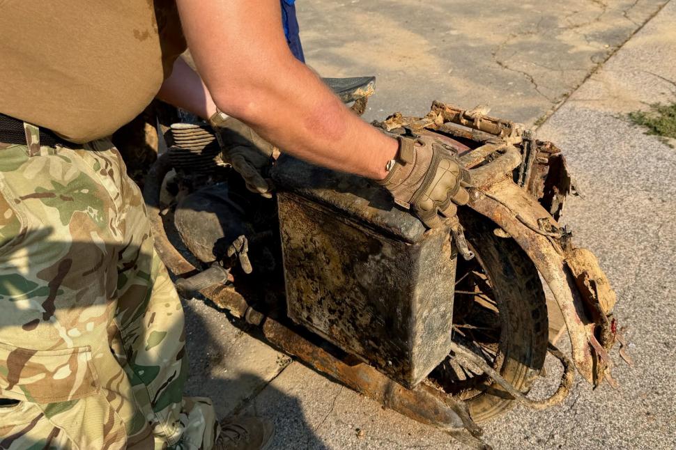 Motocicleta din Al Doilea Război Mondial descoperită în Dunărea secată e aproape „nouă”. Sub ea, erau prinși 2 soldați ai Wehrmachtului 1092420