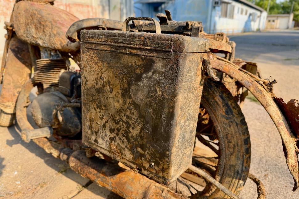 Motocicleta din Al Doilea Război Mondial descoperită în Dunărea secată e aproape „nouă”. Sub ea, erau prinși 2 soldați ai Wehrmachtului 1092428