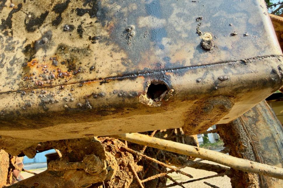Motocicleta din Al Doilea Război Mondial descoperită în Dunărea secată e aproape „nouă”. Sub ea, erau prinși 2 soldați ai Wehrmachtului 1092430