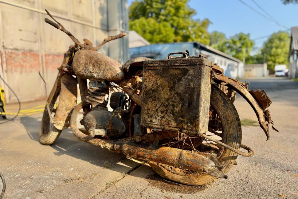 Motocicleta din Al Doilea Război Mondial descoperită în Dunărea secată e aproape „nouă”. Sub ea, erau prinși 2 soldați ai Wehrmachtului 1092436