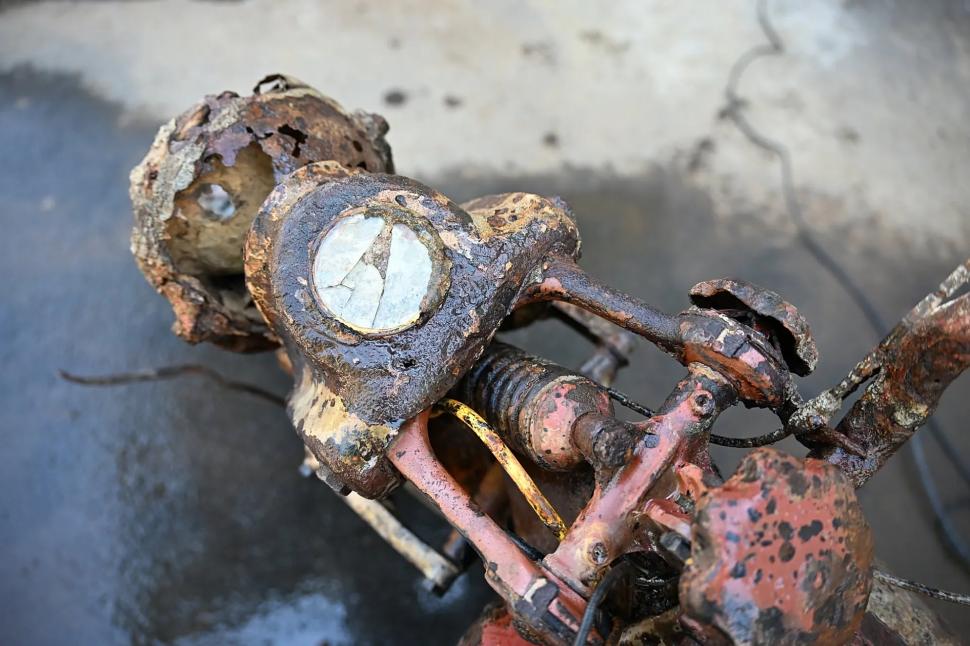 Motocicleta din Al Doilea Război Mondial descoperită în Dunărea secată e aproape „nouă”. Sub ea, erau prinși 2 soldați ai Wehrmachtului 1092450