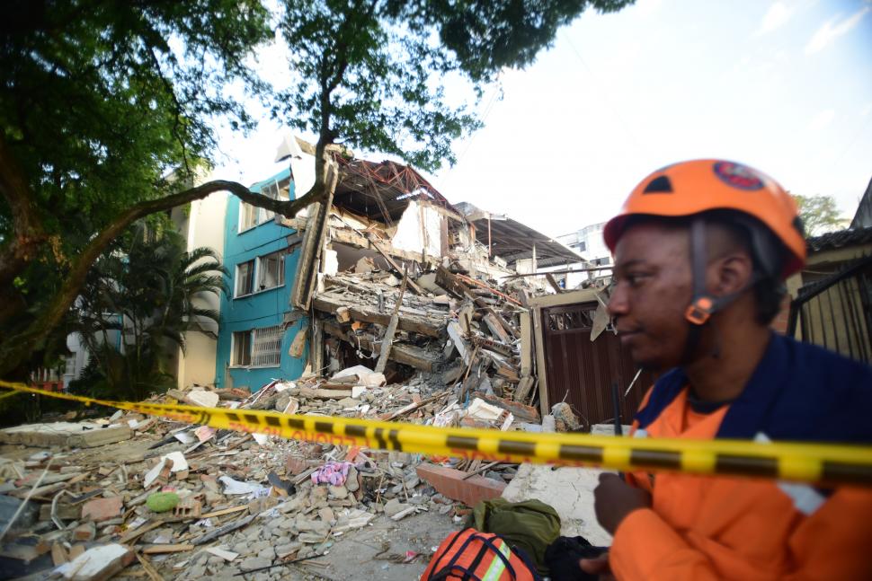 "S-a auzit o șoaptă". Un bebeluş a fost salvat de sub dărâmăturile unui bloc la 48 de ore după cutremurul puternic din Columbia 1092650