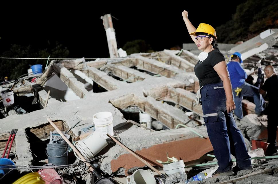 "S-a auzit o șoaptă". Un bebeluş a fost salvat de sub dărâmăturile unui bloc la 48 de ore după cutremurul puternic din Columbia 1092651