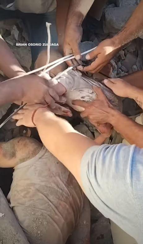 "S-a auzit o șoaptă". Un bebeluş a fost salvat de sub dărâmăturile unui bloc la 48 de ore după cutremurul puternic din Columbia 1092653